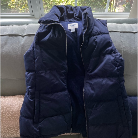 Navy puffy vest with pockets from old navy size small - Picture 3 of 3